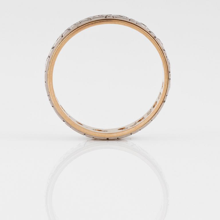 RING, 18K guld och vitguld med åttkantslipade diamanter 0.16 ct, Gustav Dahlgren & Co, Malmö, 1972. Vikt 2,9 gram.