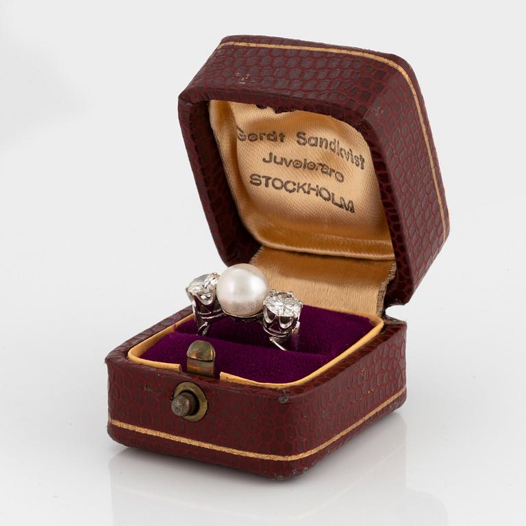 Ring 18K vitguld med en odlad pärla samt två runda briljantslipade diamanter.