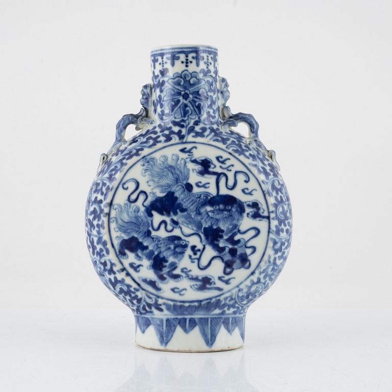 A blue and white porcelain moon flask, China, Qing Dynasty, 19th century.