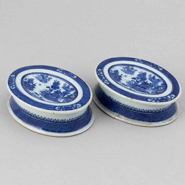 A pair of blue and white salts, Qing dynasty, Jiaqing (1796-1820).