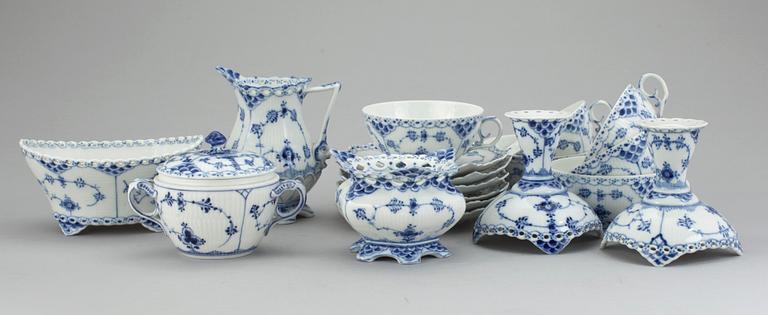 SERVISDELAR 12 st, porslin. "Musselmalet", Royal Copenhagen.