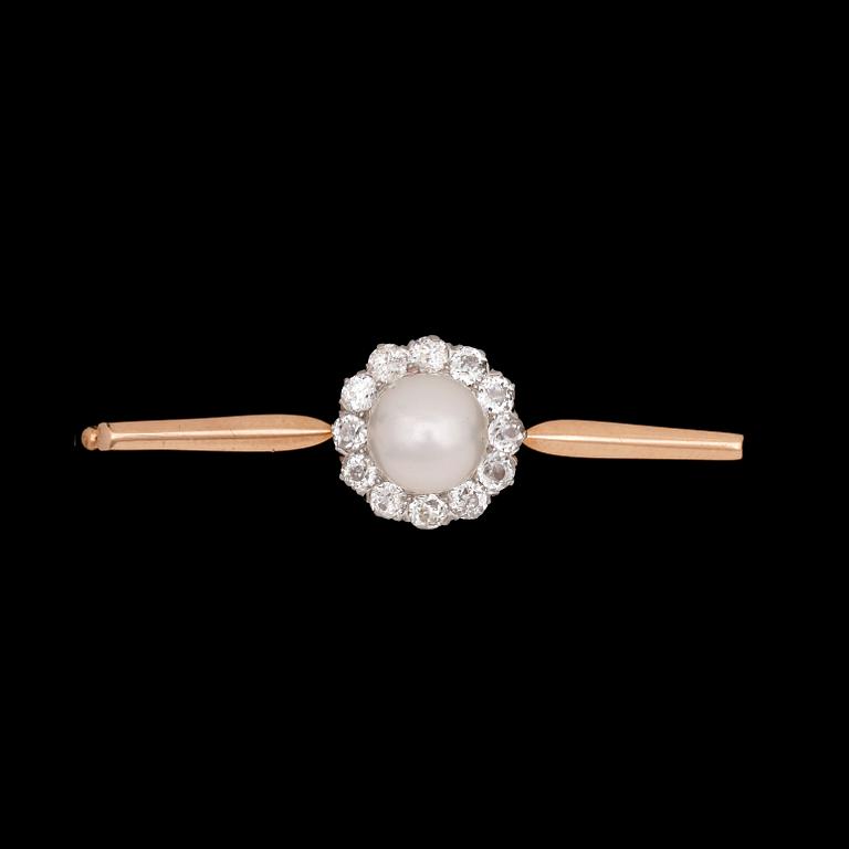 BROSCH, 18k guld och platina, 12 gammalslipade diamanter, tot. ca .90 ct, naturlig sötvattenspärla. 1930-tal. Vikt ca 8g.