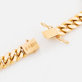 An 18K gold necklace set with round brilliant-cut diamonds.