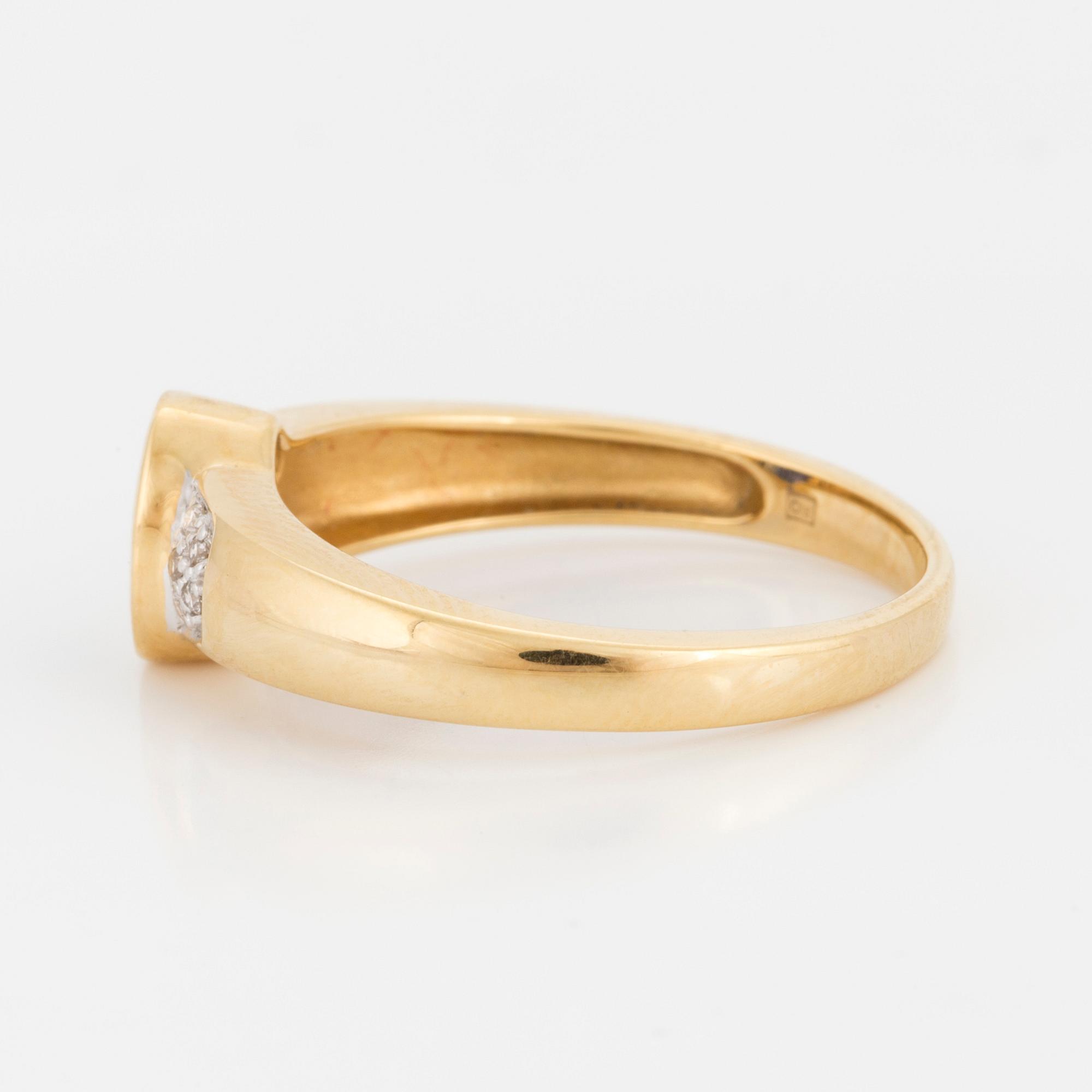 Ring, 18 carat yellow gold, sapphire and diamonds.