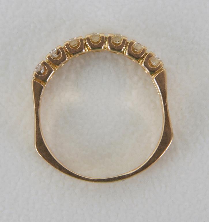 RING, 18K guld med 7 briljanter tot 0,50 WSI enl gravyr.
