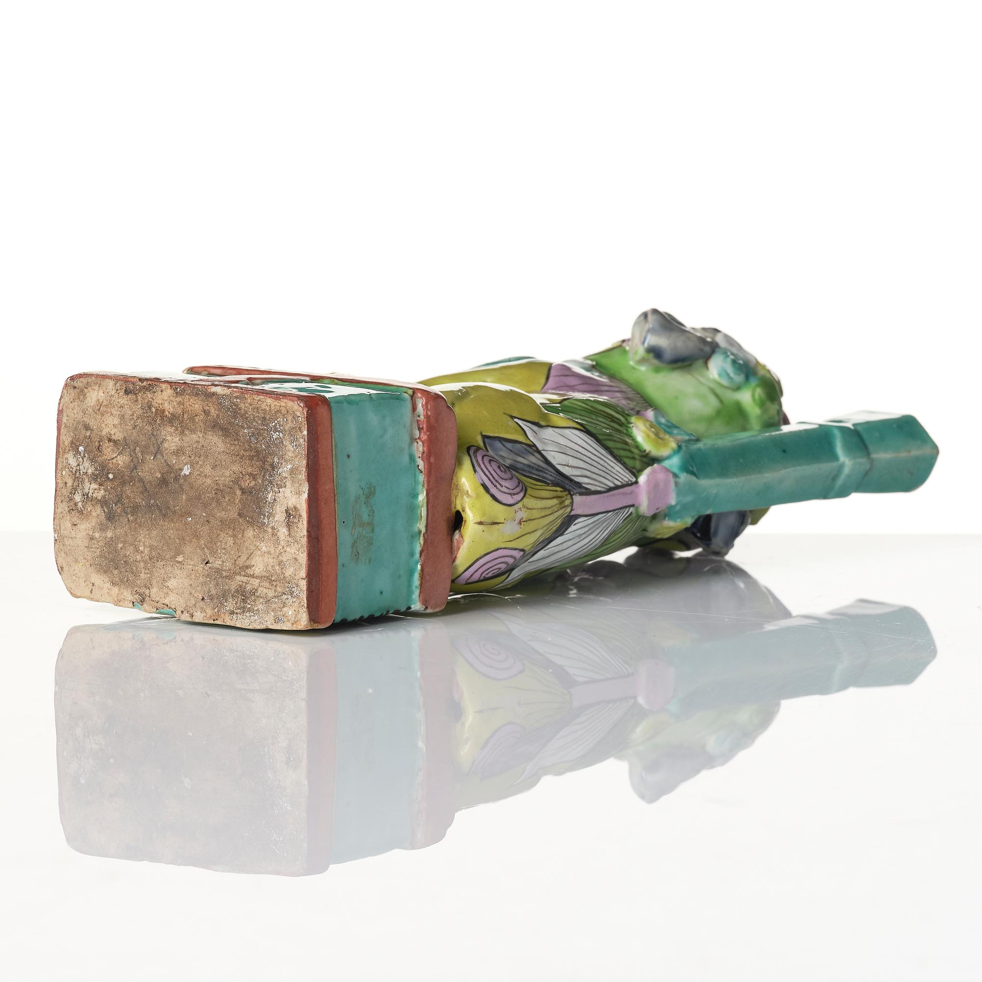 A Chinese famille rose porcelain joss stick holder, Qing dynasty, 18/19th century.