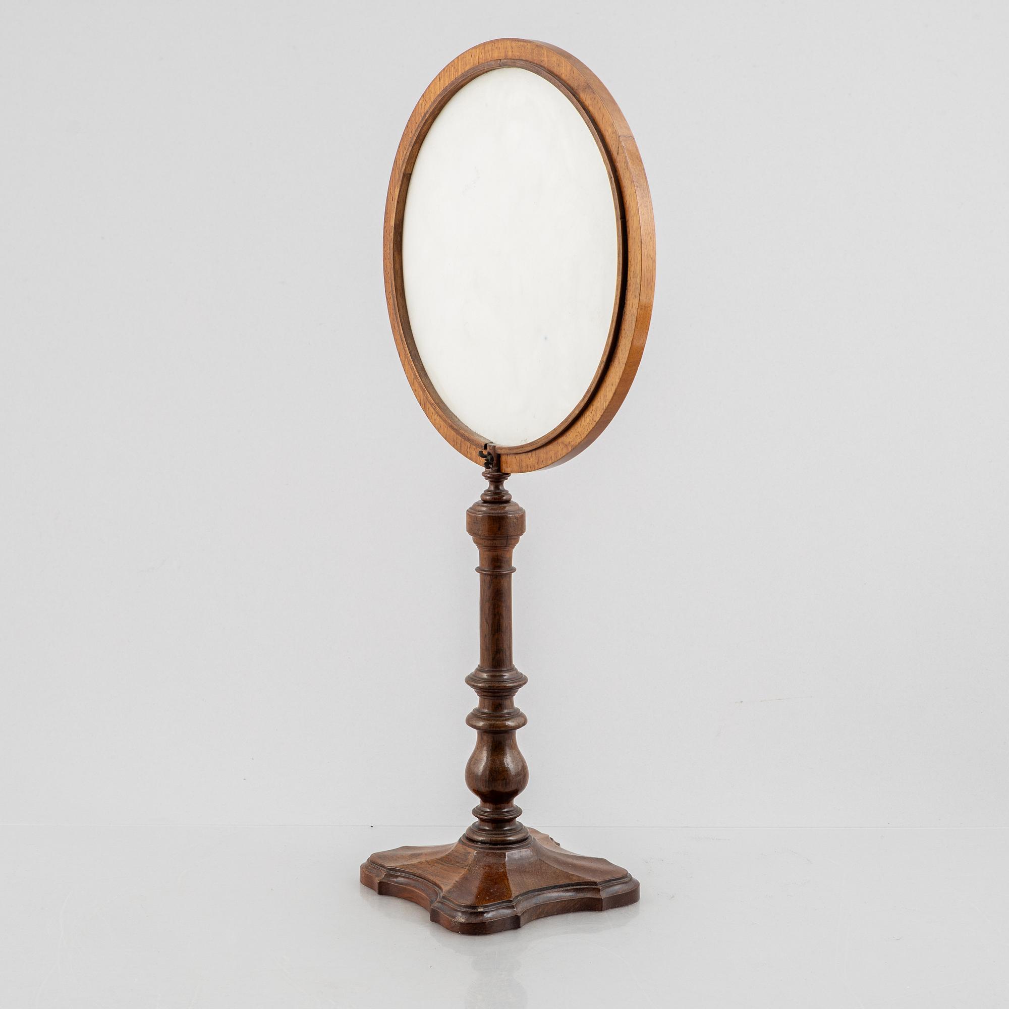 A lithophane shade of biscuit porcelain and mahogny, mid/second half of the 19th century.