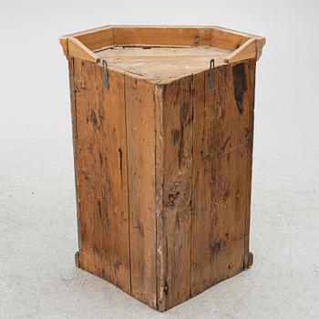 Vägghängt hörnskåp, barockstil, 1900-tal.