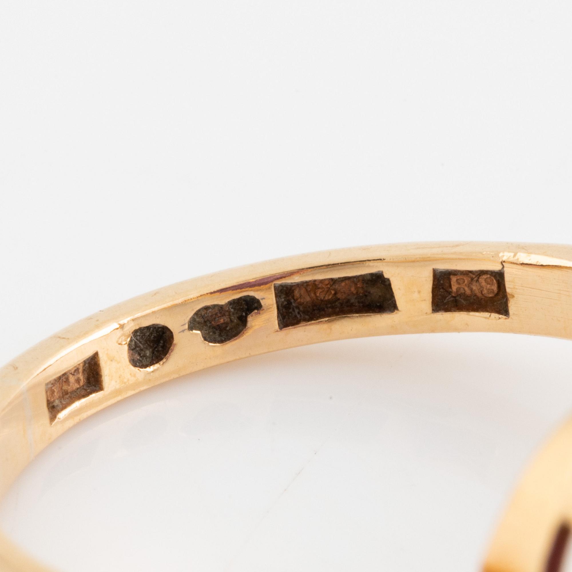 Ring, 18K guld med syntetisk färgväxlande safir.