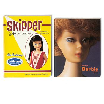 Böcker, Barbie, 16 st,  bland annat, "Barbie - her life and times" & "Barbie Fashion vol I & II".