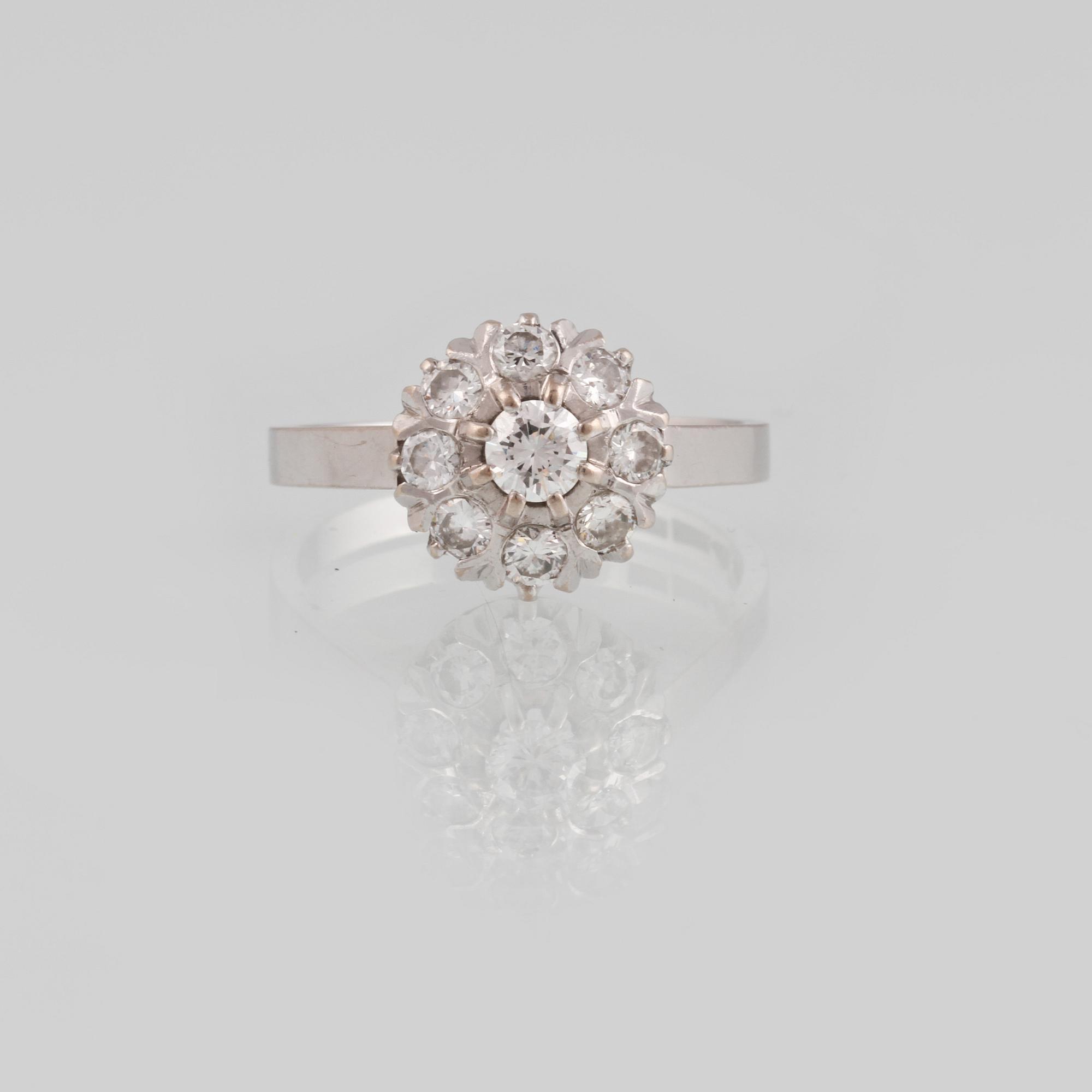 RING, 18K vitguld med briljantslipade diamanter, 0,70 ct, Jarl Sandin, Göteborg, 1981. Vikt.