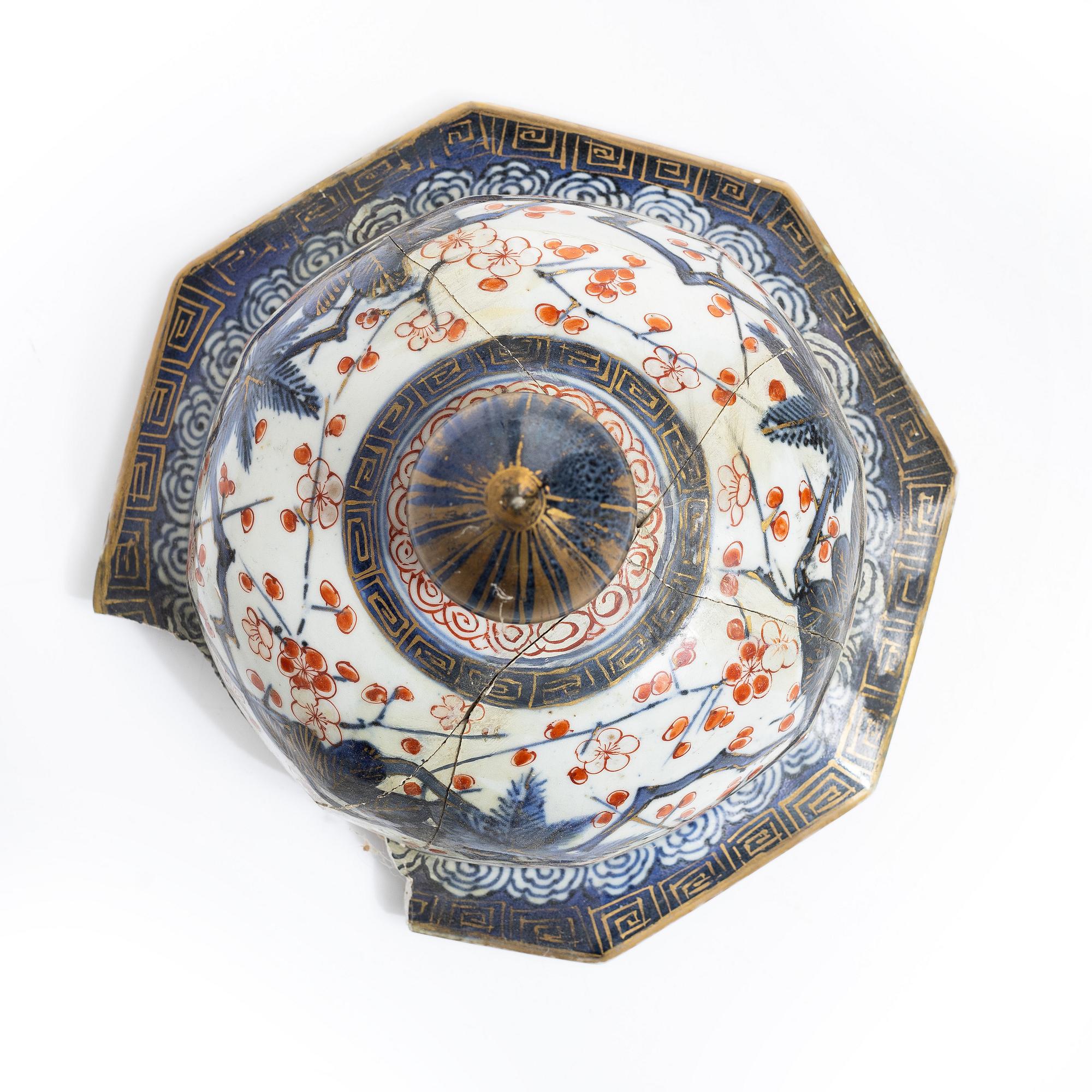 Urna med lock, porslin. Japan, Edo perioden (1603-1868).