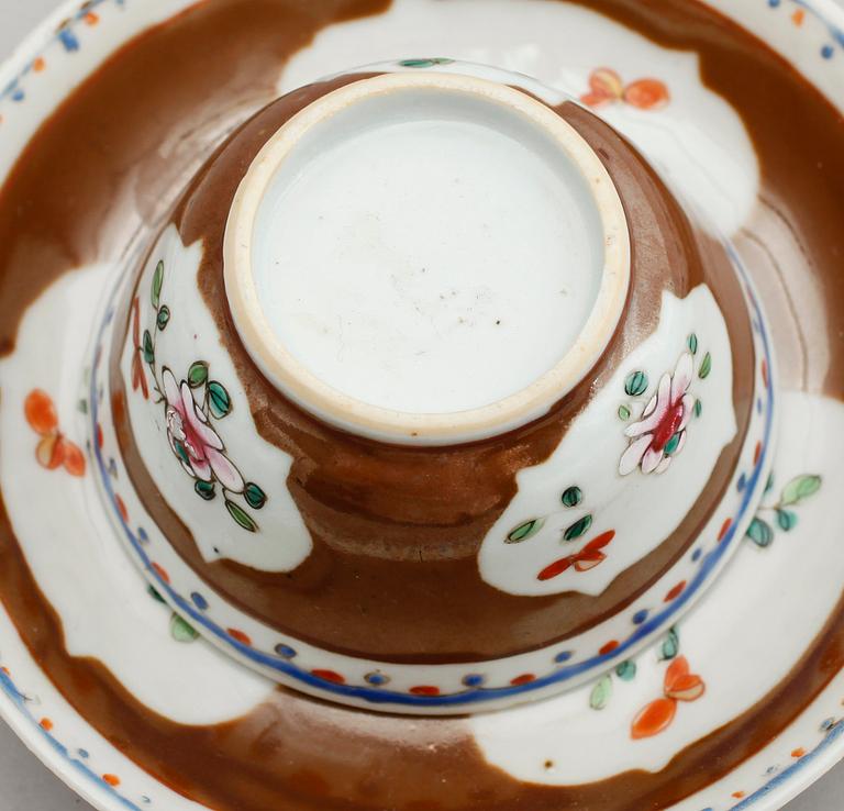 TESKÅLAR SAMT FAT, 1 par, porslin, Kina, 1700-/1800-tal.