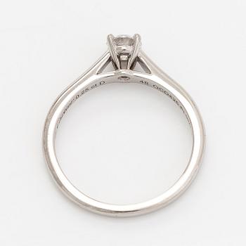 Cartier, sormus, platinaa ja briljanttihiottu timantti n. 0.25 ct. GIA-dossier ja sertifikaatilla.
