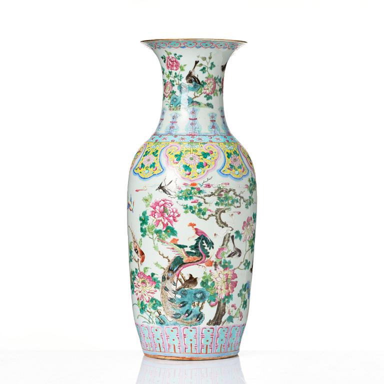 A large famille rose vase, Qing dynasty, 19th century.