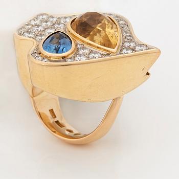 A Kristian Nilsson ring set with a yellow sapphire 10.10 cts and a blue sapphire 2.52 cts.