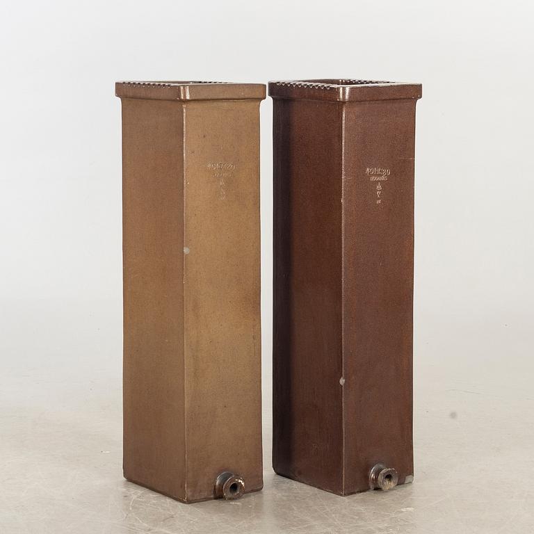 FÖRVARINGSKÄRL HÖGANÄS, 2 st, saltglaserat stengods, 1900-talets första del.