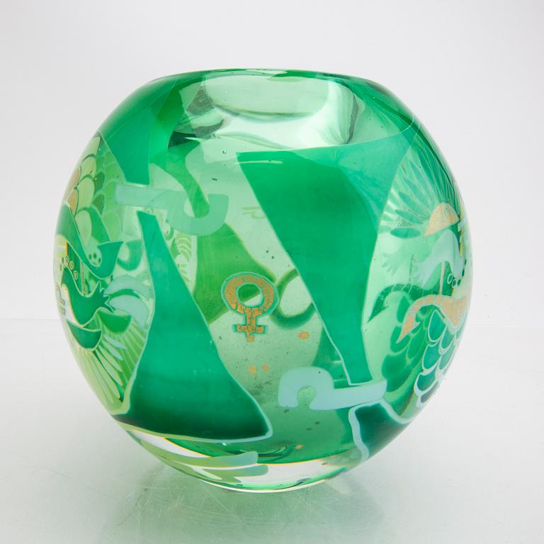Hanne Dreutler & Arthur Zirnsack signed and dated glass vase 1990.