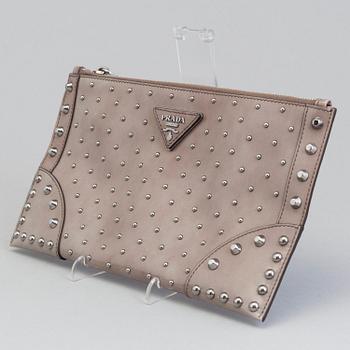 A CLUTCH, PRADA.