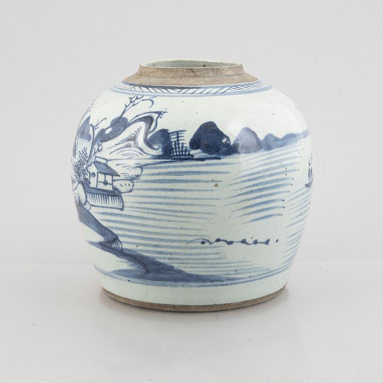 A blue and white porcelain pot, China, Qing dynasty, 19th century.