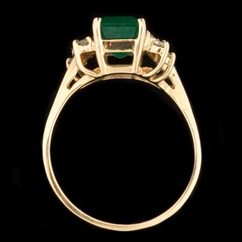 RING, 14 k guld med smaragd samt briljantslipade diamanter ca 0,06 ct. Vikt ca 2,0 g.