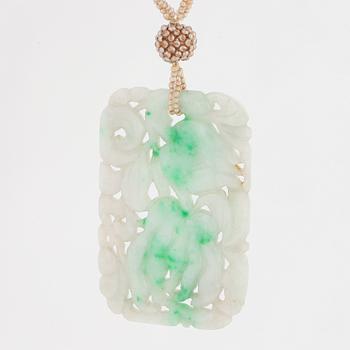 HÄNGE, Hänge med förmodligen jade, med 3 radig pärlcollier småpärlor.