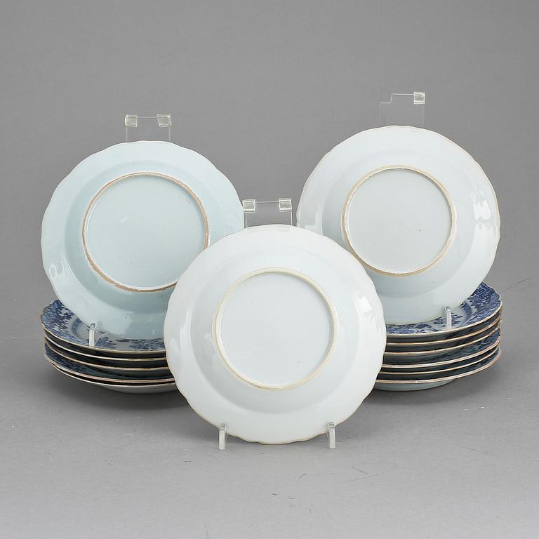 ASSIETTER, 14 st, porslin, Qingdynastin, Qianlong (1736-95).