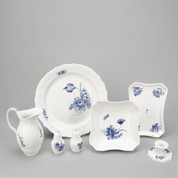 SERVISDELAR, 131 delar + 33, porslin, "Blå Blomst", Royal Copenhagen, 1900-tal.