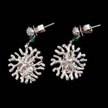 ÖRHÄNGEN, 1 par, 18 k vitguld, eldopal, smaragder och diamanter tot 0.66 ct.