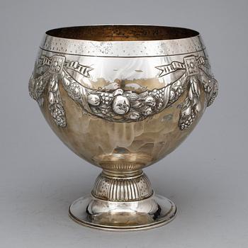 SKÅL PÅ FOT, silver, 1900-talets första hälft. Vikt ca 997 gram.