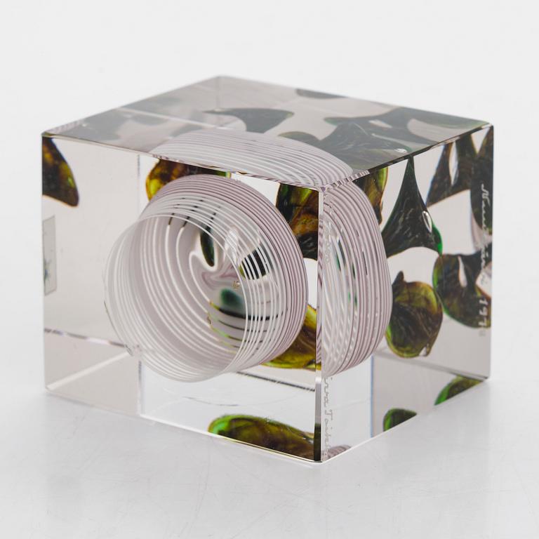 Oiva Toikka, årskub, glas, signerad Oiva Toikka, Nuutajärvi 1978, numrerad 67/2000.