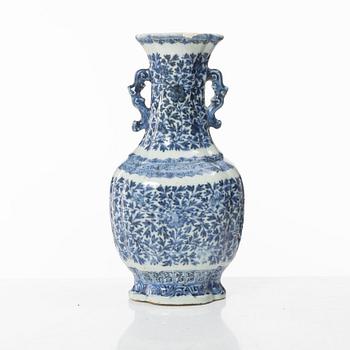 A Chinese blue and white porcelain vase, Qing dynasty, 18th century.