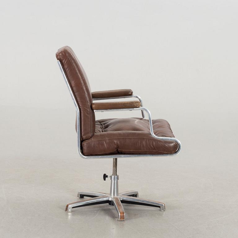 AN ERIC SIGFRID PERSSON SWIVEL CHAIR.