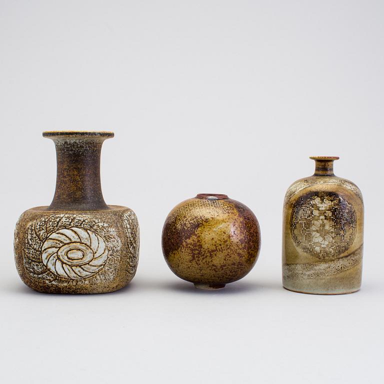 STIG LINDBERG, three vases and a stoneware dish, Gustavsberg 1960/70s.