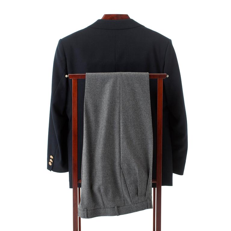 GÖTRICH, a dark blue club blazer and grey wool pants.