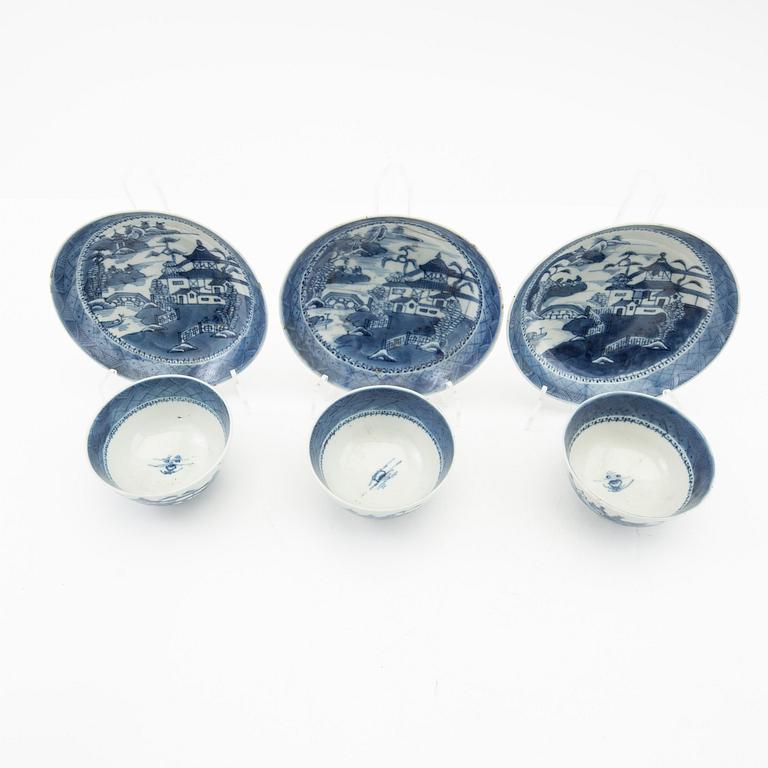 Koppar med fat, 3 st, porslin, Kina, Qingdynastin, Qianlong (1736-95).