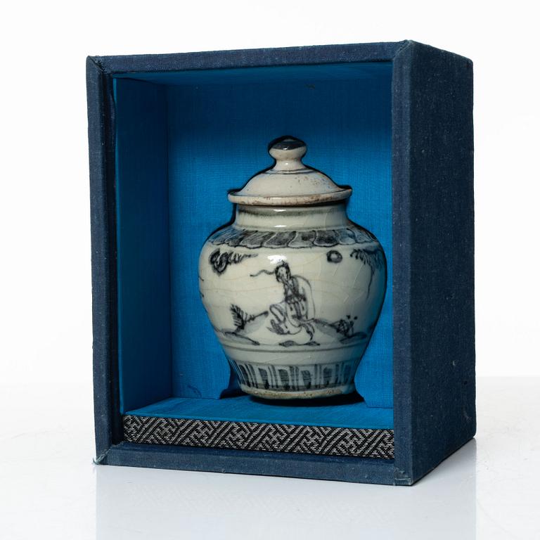 A Chinese blue and white porcelain jar with cover, Ming dynasty (1368-1644).
