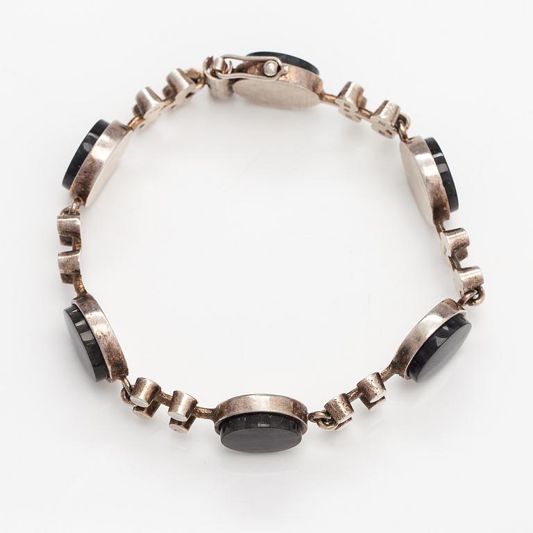 Jorma Laine, A sterling silver and spectrolite bracelet. Turun Hopea, Turku 1974.