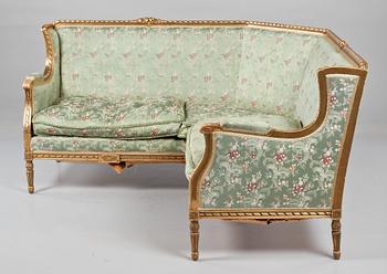 HÖRNSOFFA, märkt "Carl Johanssons Möbleringsaffär Kunglig hovleverantör Stockholm", gustaviansk stil, tidigt 1900-tal.