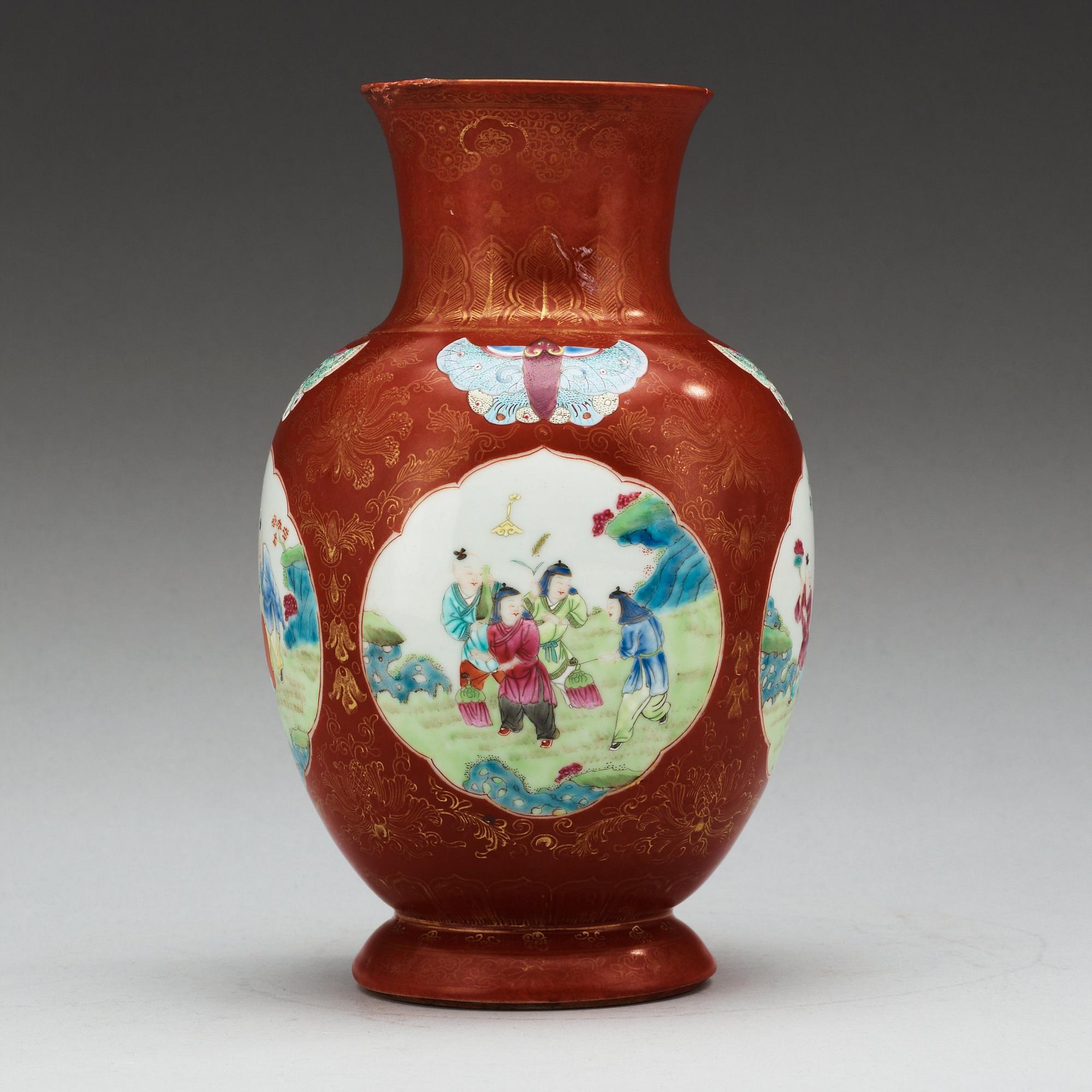 A famille rose vase, late Qing dynasty.