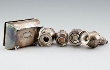 SALTSTRÖARE, 4 st samt ASK, silver, England, omkring år 1900. Vikt ca 191 gram.