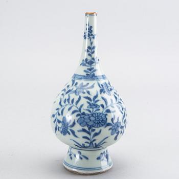 Water dropper, porcelain, Kanqxi, (1662-1722).
