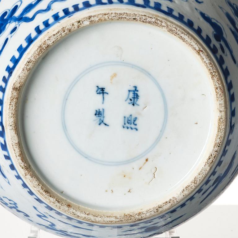 A blue and white jar with cover, Qing dynasty, 19th century.