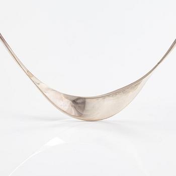 Pekka Piekäinen, Halsband, sterlingsilver. Platinoror, Åbo 2009.