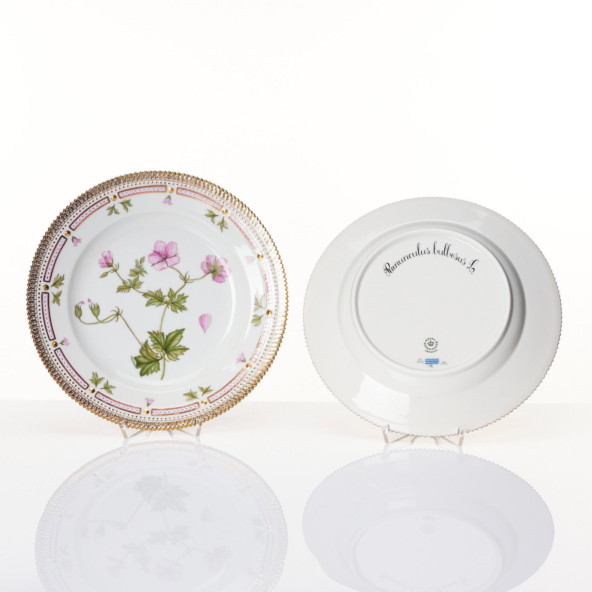 A set of 12 Royal Copenhagen 'Flora Danica' plates, Denmark, 20th Century.