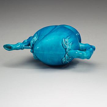 A turkoise glazed cadogan tea pot, Qing dynasty (1644-1912).