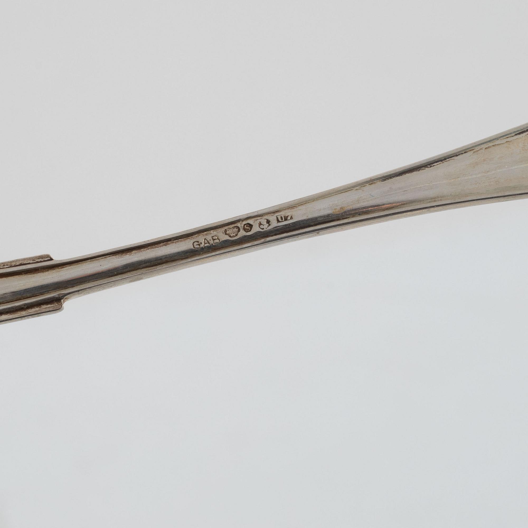 Bestickuppsättning i schatull, silver, 105 delar, modell "Svenskt spets", Svenska importstämplar samt GAB, 1919-23.