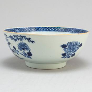 A blue and white punch bowl, Qing dynasty, Qianlong (1736-95).