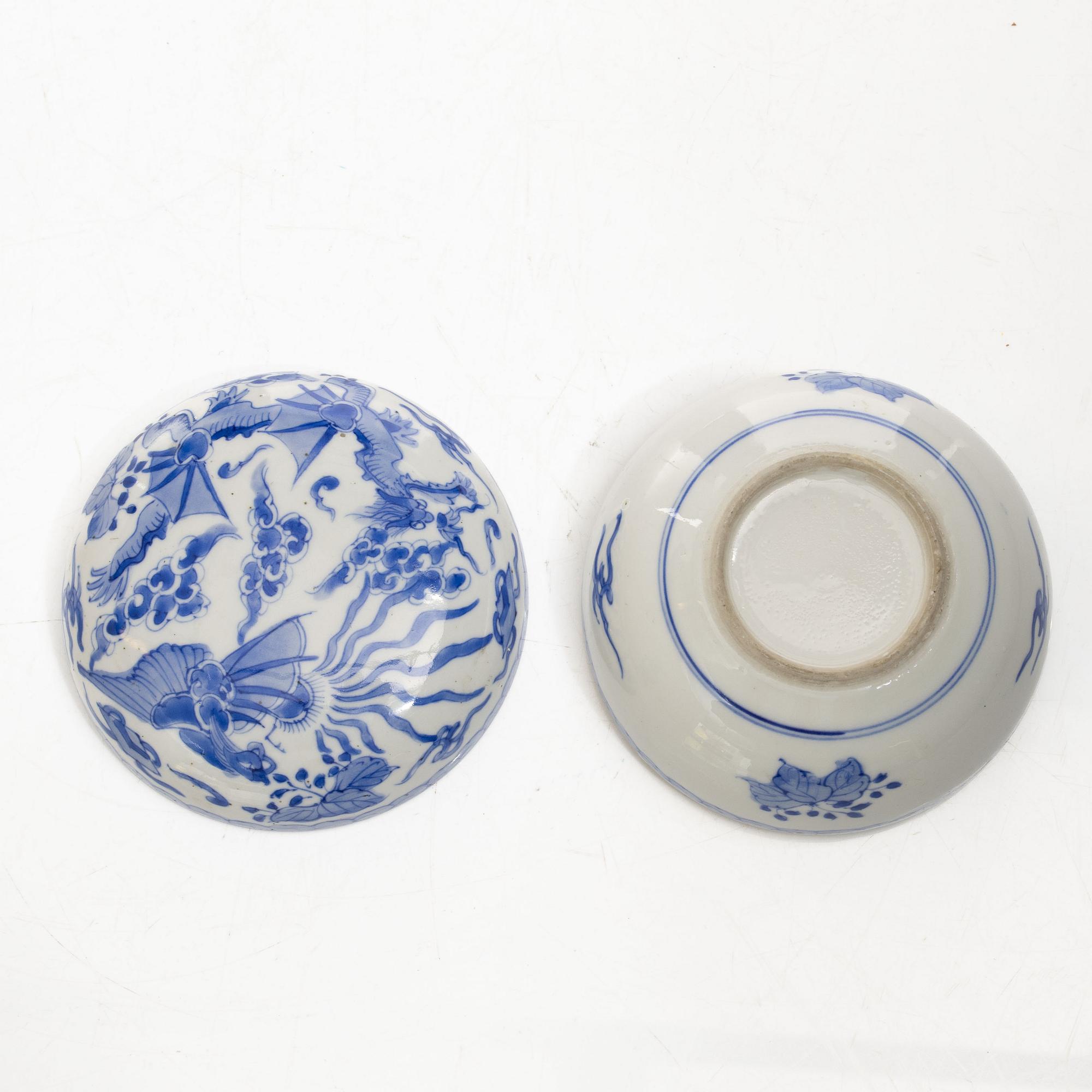 Stekfat, 5 st, kompaniporslin, Qingdynastin, Kina, 1700/1800-tal samt ask med lock och vas, Kina, 1900-tal.