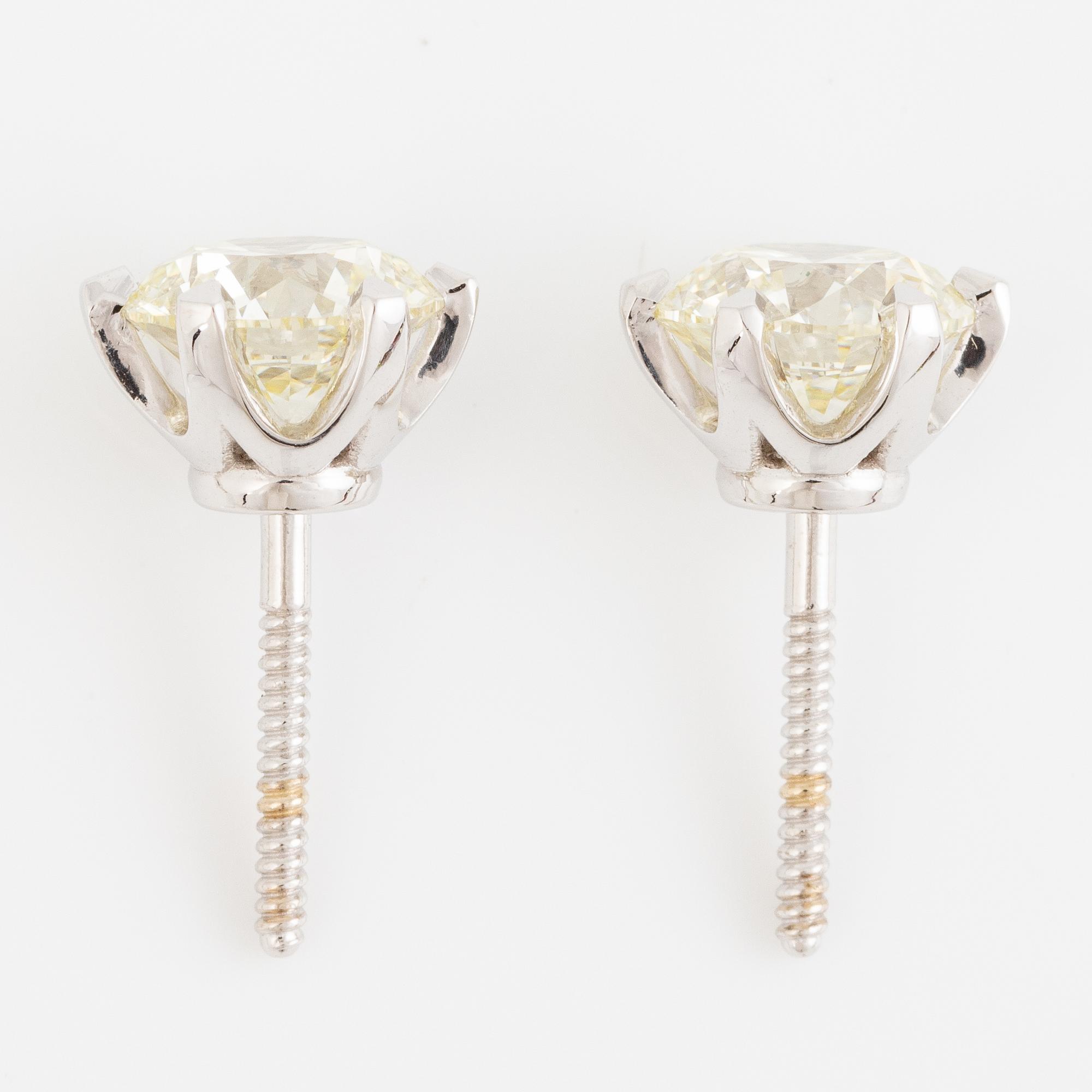 Earrings 18K white gold with brilliant-cut diamonds.
